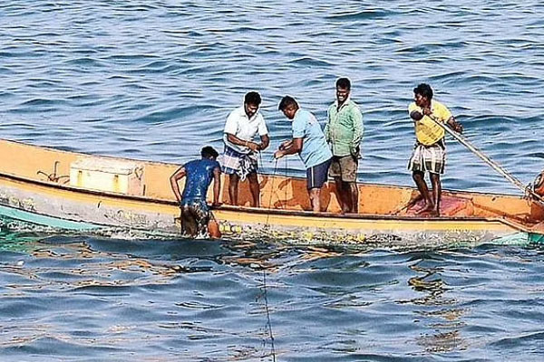 உள்ளூர் சிறுதொழிலாளர்கள் கடற்றொழிலை மேற்கொள்ள முடியாதுள்ளது – கடற்றொழிலாளர் கூட்டுறவு சங்கம் விசனம்