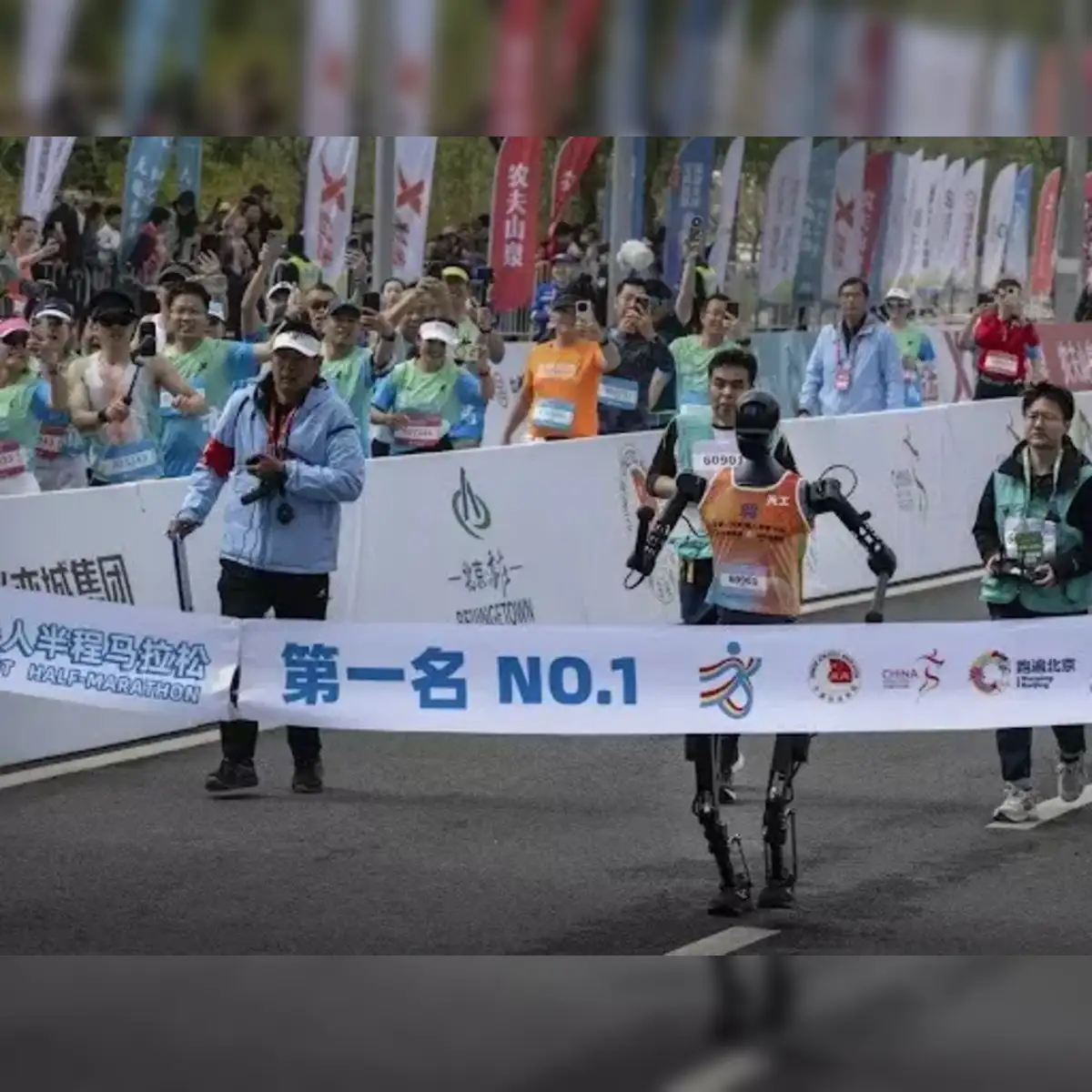 மரதன் ஓட்டப் போட்டியில் பங்கேற்ற ரோபோக்கள்